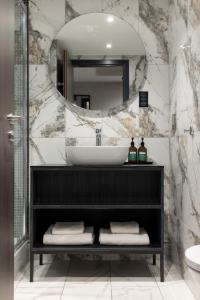 因弗内斯River Ness Hotel, a member of Radisson Individuals的一间带水槽和镜子的浴室
