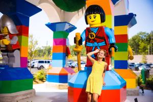 歌珊LEGOLAND New York Resort的站在一个腿雕像旁的小女孩