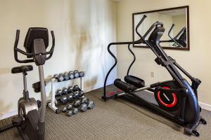 穆尔斯维尔Affordable Suites Mooresville的健身房设有2辆健身自行车和镜子