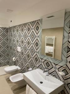 NemoliAlba Relais的一间带水槽、卫生间和镜子的浴室