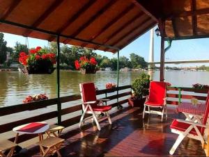 贝尔格莱德Nature and atractive house的配有桌椅的门廊,享有河景