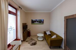 波杰布拉迪Penzion Apartmány Resident的客厅配有沙发和桌子