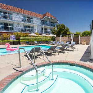 索尔万科尔克酒店的一座带粉红色火烈鸟的游泳池和酒店