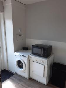 KlarenbeekVeldzicht的厨房配有微波炉和洗衣机。