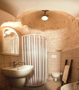 阿尔贝罗贝洛迪莫拉玛塔乐思特鲁利住宿加早餐酒店的带淋浴、盥洗盆和卫生间的浴室