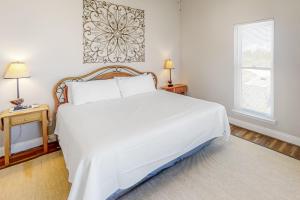 摩根堡Lotsa Dunes by Meyer Vacation Rentals的卧室设有一张白色大床和一扇窗户。