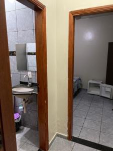 奥林匹亚Pousada Sol Nascente的客房内设有带水槽和卫生间的浴室