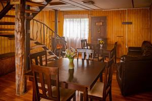 科克拉内Hostal Lejana Patagonia的一间带桌椅的用餐室