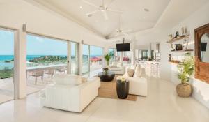 曾蒙海滩Baan Bon Khao - Seaview Private Villa的客厅配有白色家具,享有海景。