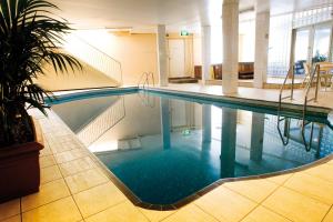 阿德莱德阿德莱德皇家马车酒店的大型建筑中的大型游泳池