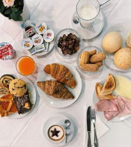 特雷维格里奥莫布尔大西洋酒店的餐桌,早餐盘和饮料