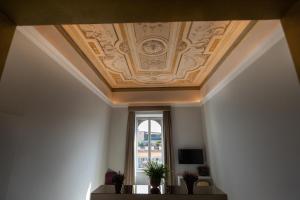 罗马Domus 21 Luxury Suites的客房拥有格子天花板和窗户。