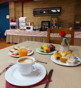 潘蒂科萨卡萨莫兰斯酒店的餐桌,带咖啡和盘子的桌子