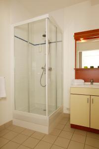 雷恩Appart'City Classic Rennes Beauregard的一个带盥洗盆的浴室内的淋浴间
