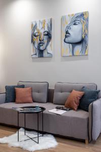 尼古拉耶夫Двух комнатная квартира в центре的客厅配有沙发和两幅画作