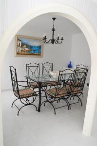 阿罗纳Tango House的餐桌、四把椅子和吊灯