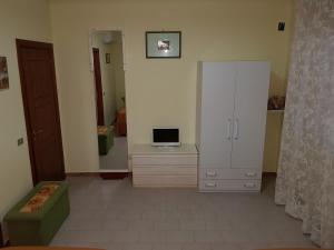 圣欧费米亚拉默齐亚Top bedroom GOLFO - Le Lincelle, Lamezia - 2 extra large single beds的客厅配有白色橱柜和电视