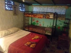 埃尔巴列德安通La Casita de Don Daniel的一间卧室配有两张双层床。