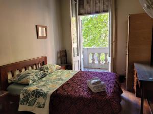 蒙得维的亚Hotel Ateneo的一间卧室配有一张带窗户的床和毛巾