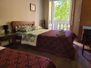 蒙得维的亚Hotel Ateneo的一间卧室设有两张床和窗户。