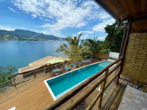 伊利亚贝拉Residencial Solariun Ilhabela的湖景甲板上的游泳池