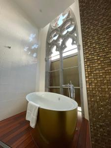 蒙斯Martin's Dream Hotel的带窗户的浴室设有大浴缸