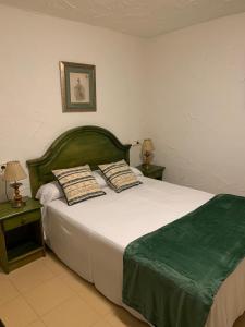 索托德坎加斯康洪托帕塞拉酒店的一间卧室配有一张带2个床头柜的大床