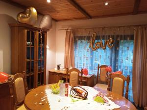 奥斯特拉维采CHALUPA OSTRAVICE的一间用餐室,配有一张桌子和窗口上的爱情标志