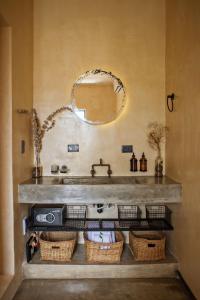 图卢姆Botånica Tulum的浴室设有水槽、镜子和篮子