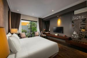河内PING DIAMOND HOTEL的卧室配有一张白色大床和电视。