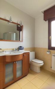 维拉桑纳·德·梅纳VACACIONES VILLASANA的一间带卫生间、水槽和镜子的浴室