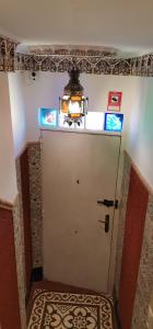 塞维利亚Casa Marhaba - Welcome的浴室设有白色门和地毯。