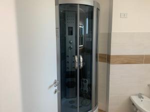 泰拉奇纳Villa Panoramica的一个带水槽的玻璃淋浴间