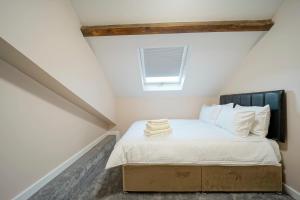 哈德斯菲尔德Alpha Lofts, Huddersfield的小型阁楼卧室设有1张床和1扇窗户。