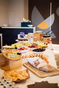 切法卢铝佩斯卡托酒店的一张长桌,上面放着许多盘子的食物