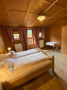 塞斯托Apartments Unteradamerhof的一间卧室配有两张床和一张桌子。