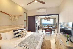 圣何塞德尔卡沃Hear the waves! Amazing beachfront condo with unbeatable views!的一间卧室设有一张床和一间用餐室