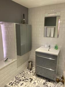 因弗内斯第41号联排别墅酒店的白色的浴室设有水槽和镜子