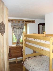 圣莫里斯堡塔利亚乐小木屋酒店的一间卧室配有双层床和窗户。