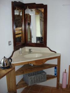 圣莫里斯堡塔利亚乐小木屋酒店的一间带水槽和镜子的浴室