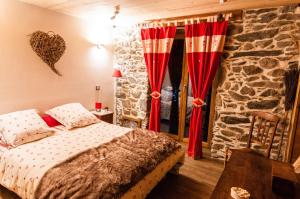 圣莫里斯堡塔利亚乐小木屋酒店的一间卧室设有一张床和石墙