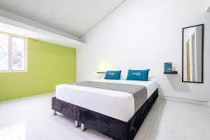 布卡拉曼加Ayenda Antiguo Campestre的卧室配有带蓝色枕头的大型白色床