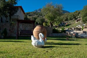 LílaiaLilea Chalet的一只鸭子坐在草上雕像