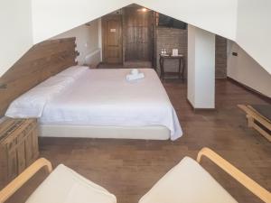 拉苏维亚雪花阳台酒店的卧室配有一张白色的大床,铺有木地板