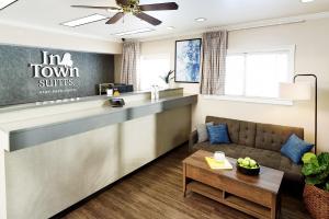 奥罗拉InTown Suites Extended Stay Select Denver - Aurora South的大堂设有前台和沙发