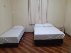 福塔莱萨Hostel Parquelândia的小型客房 - 带2张床和窗户