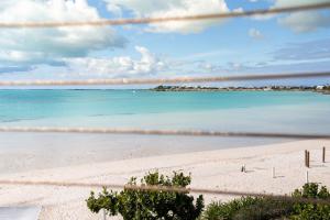 普罗维登西亚莱斯岛SulMare at Sapodilla Bay Luxury villas的享有海滩美景,背景为大海