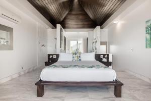 SulMare at Sapodilla Bay Luxury villas客房内的一张或多张床位