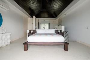 普罗维登西亚莱斯岛SulMare at Taylor Bay Luxury villas的卧室配有一张白色大床