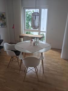 威斯巴登Ferien am Wasser的客厅配有餐桌和椅子